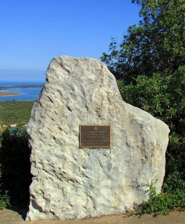Memorial at Lakes Entrance